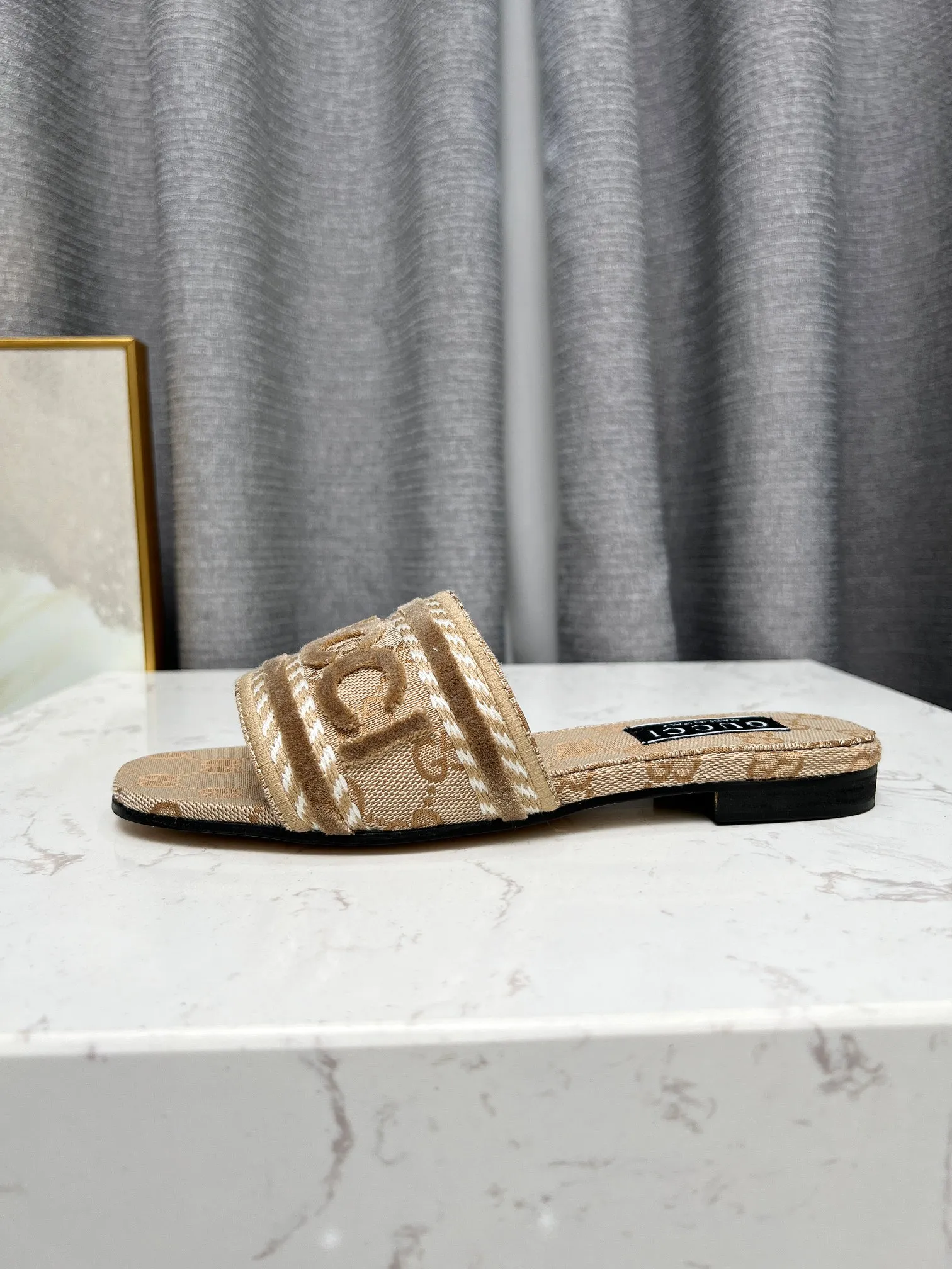 👟👟Ex-factory price 340👟👟 Genuine leather sole 200 Gucci 2024/Spring and summer new electric embroidery flat slippers hot style online —————————————— Perfect interpretation! The original development supports any comparison in the market! Carefully crafted materials! Months in the making! The pattern is extremely beautiful! Unique charm. The fabric is made from the original one-to-one ratio! Flash sale market free version! The thorn lines and three-dimensional effect are full! High-end and high-end Factory No.: 828-16 ꫛꫀꪝ Go➫ Materials: ❶ Upper: Electric embroidery environmentally friendly washed denim fabric ❷ Feet: imported sheepskin, lining sheepskin. ❸Outsole! Original Italian leather outsole ➕ Rubber outsole ........................................ ♡Size: 35-44 ♡Colour: 1cm